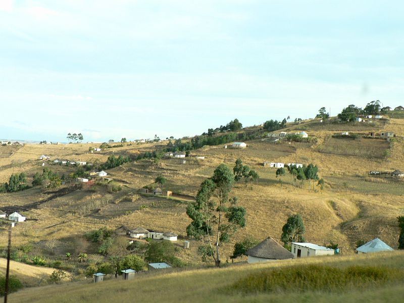 JAR 495.JPG - Ve městě jsme se nemohli zdržovat, neboť jsme byli opět ve skluzu. Jeli jsme jako o závod, přesto bylo více než jasné, že nezvládneme dojet do East London. Jediné  velké město po cestě byla Umtata, rodiště Nelsona Mandely. Už průvodce nás varoval, že s ubytováním je to tam velmi špatné, ale nic jiného nám nezbylo.